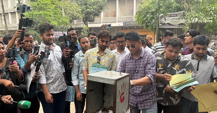 ডেঙ্গু সচেতনতায় ঢাবিতে লিফলেট বিতরণ ছাত্রদলের