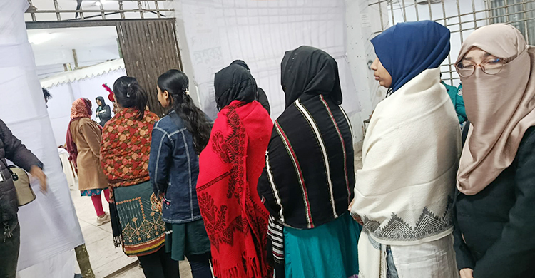 জকসু নির্বাচন: নারী ভোটারের উপস্থিতিতে সরব ক্যাম্পাস