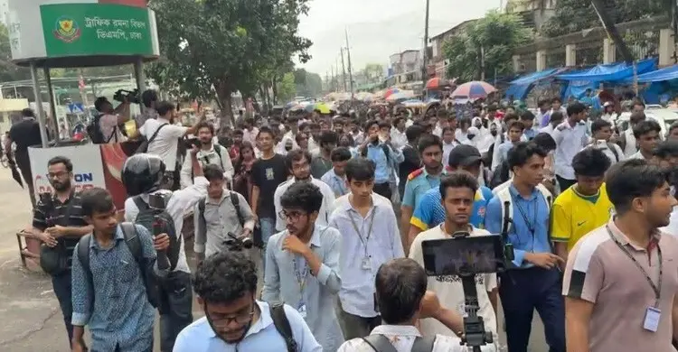 সায়েন্সল্যাব মোড় ছেড়ে সচিবালয়ের পথে শিক্ষার্থীদের লংমার্চ