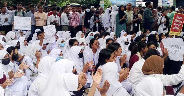 সড়ক অবরোধ: কারিগরি শিক্ষার্থীদের আন্দোলনে শিক্ষকদের সংহতি