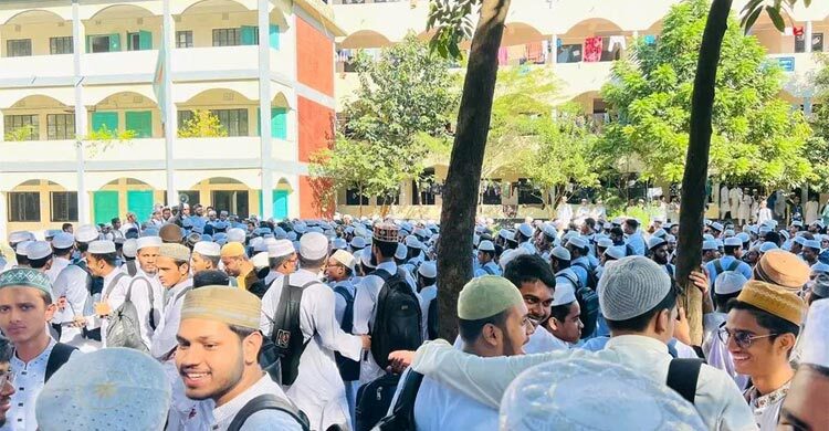 তা’মীরুল মিল্লাত শিক্ষার্থীদের ওপর লাঠিপেটা, ৩ শিক্ষক বহিষ্কার