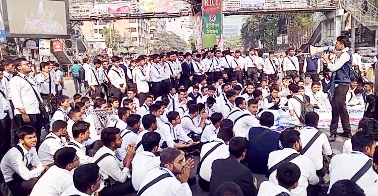 সায়েন্সল্যাব মোড়ে ঢাকা কলেজ শিক্ষার্থীদের অবরোধ