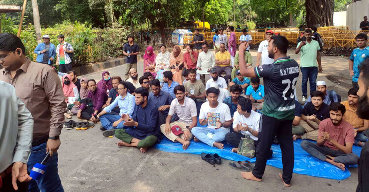 JnU students continue sit-in protest for 3rd consecutive day