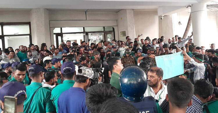 Chaos at Secretariat: 26 students arrested, 28 released