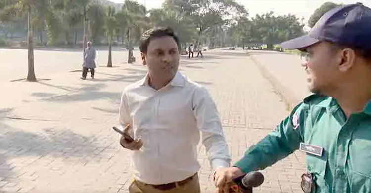 বাংলামোটরে পুলিশের হাতে সাংবাদিক হেনস্তা