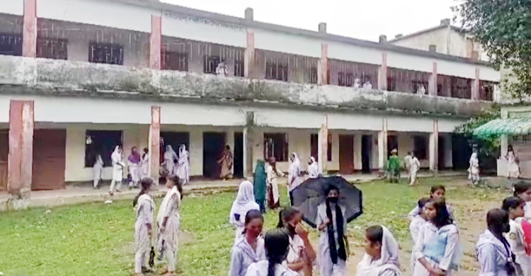 পরীক্ষা চলাকালে খসে পড়লো পলেস্তারা, আহত ৬ ছাত্রী