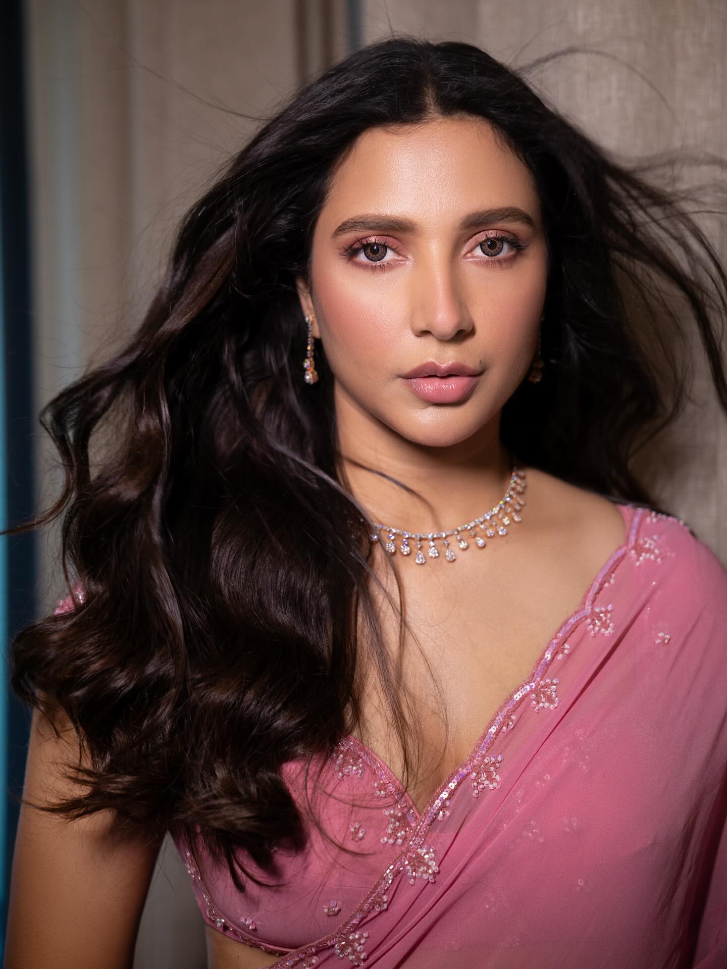 পিংক জর্জেটে শুভশ্রীর পরিমিত গ্ল্যাম লুক