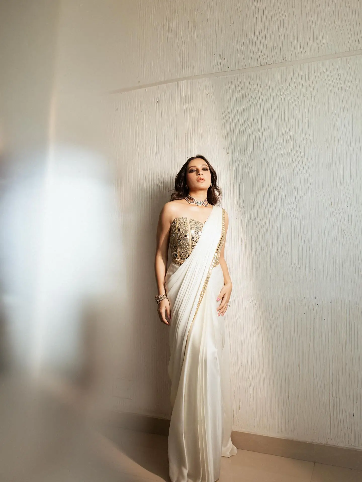 স্ট্র্যাপলেস ব্লাউজ লাস্যময়ী শুভশ্রী