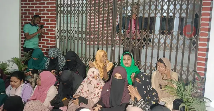 প্রতিবাদে বিশ্ববিদ্যালয়ের প্রশাসনিক ভবনে তালা, উপাচার্য অবরুদ্ধ