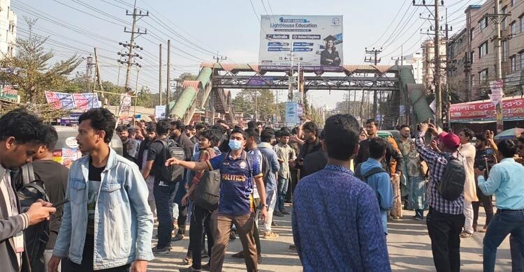 শাকসু নির্বাচন স্থগিতের প্রতিবাদে সিলেট-সুনামগঞ্জ সড়ক অবরোধ