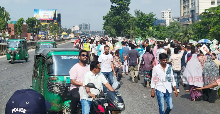 চাঁদপুর যাবেন প্রধানমন্ত্রী, একঝলক দেখতে নারায়ণগঞ্জের সড়কে নেতাকর্মীরা