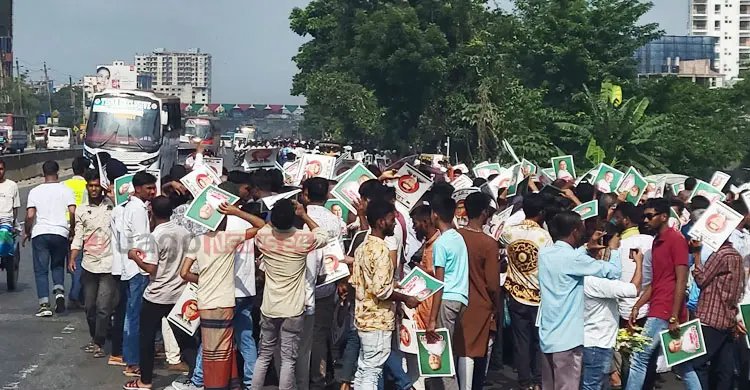 চাঁদপুর যাবেন প্রধানমন্ত্রী, একঝলক দেখতে নারায়ণগঞ্জের সড়কে নেতাকর্মীরা