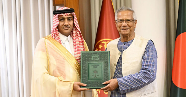 প্রধান উপদেষ্টার সঙ্গে সাক্ষাৎ করলেন নবনিযুক্ত সৌদি রাষ্ট্রদূত
