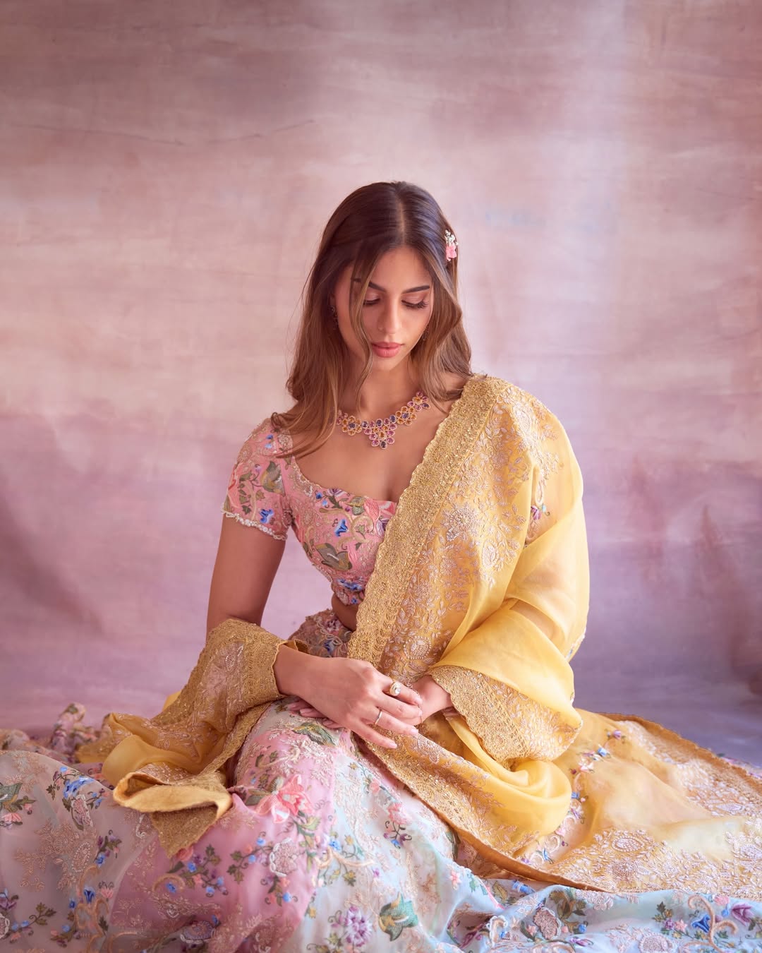 প্যাস্টেল গোলাপিতে মোহ ছড়ালেন সুহানা খান