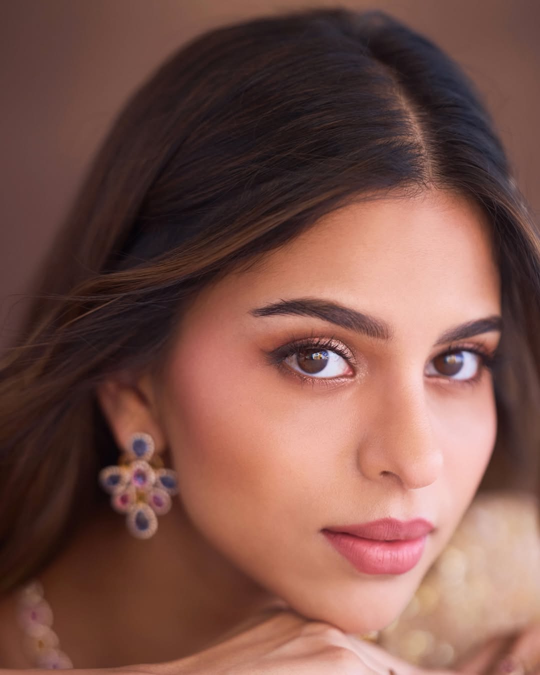 প্যাস্টেল গোলাপিতে মোহ ছড়ালেন সুহানা খান