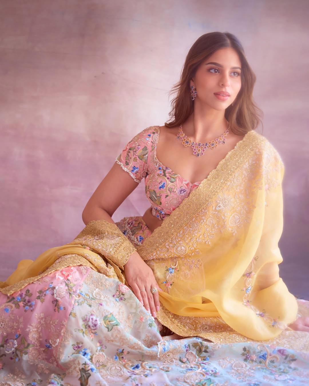 প্যাস্টেল গোলাপিতে মোহ ছড়ালেন সুহানা খান