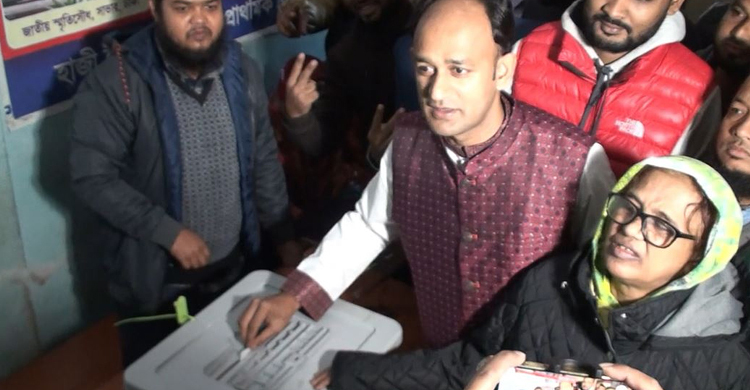 মাকে নিয়ে ভোট দিলেন ব্যারিস্টার সুমন