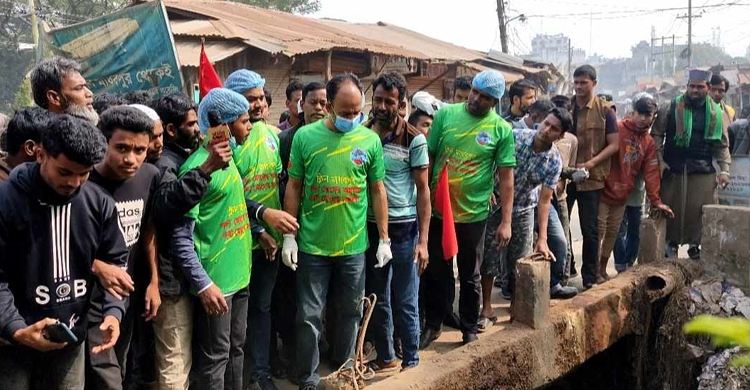 এবার খালে জমে থাকা ময়লা পরিষ্কার করলেন ব্যারিস্টার সুমন