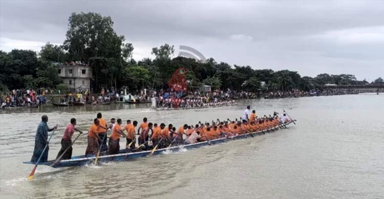 সুনামগঞ্জে নৌকাবাইচ দেখতে বৃষ্টি উপেক্ষা করে মানুষের ঢল