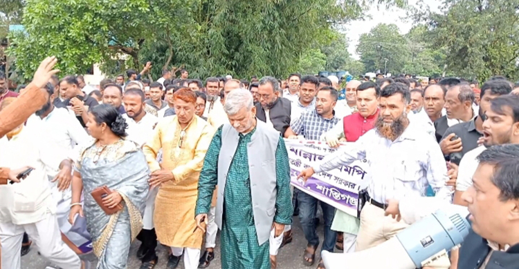 সরকার অর্থনৈতিক চাপে আছে, প্রধানমন্ত্রী স্বীকার করেছেন