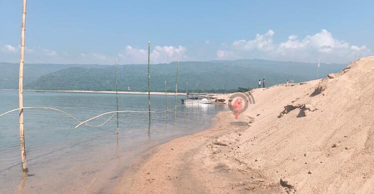 সুনামগঞ্জে অভিযানকালে ম্যাজিস্ট্রেট-পুলিশের ওপর হামলা