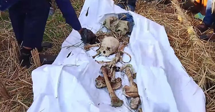 ডোম না থাকায় ধানক্ষেতে ছড়িয়ে থাকা কঙ্কাল কুড়ালেন ওসি