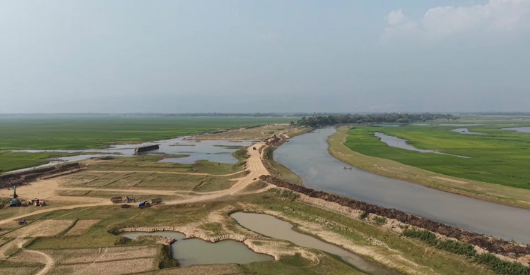 শেষ হয়নি বাঁধ নির্মাণ কাজ, ঝুঁকিতে হাওরের ধান