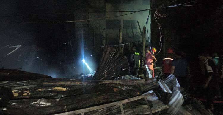 সুনামগঞ্জে আগুনে পুড়ে ছাই ৮ দোকান