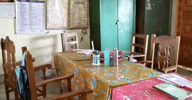 তিন স্কুল ঘুরে একজন শিক্ষককেও পেলেন না এমপি