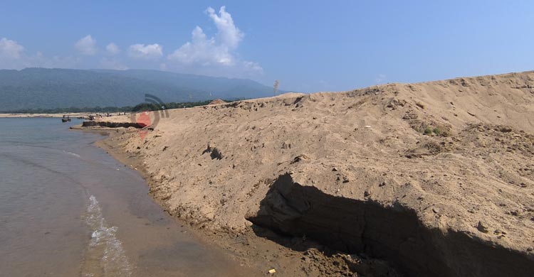 সুনামগঞ্জে অভিযানকালে ম্যাজিস্ট্রেট-পুলিশের ওপর হামলা