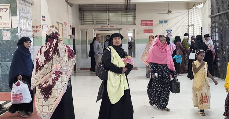 হাওরাঞ্চলে ঠান্ডাজনিত রোগের প্রকোপ, শয্যা সংকটে মেঝেতে চিকিৎসা