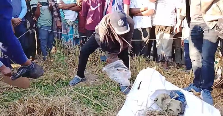 ডোম না থাকায় ধানক্ষেতে ছড়িয়ে থাকা কঙ্কাল কুড়ালেন ওসি