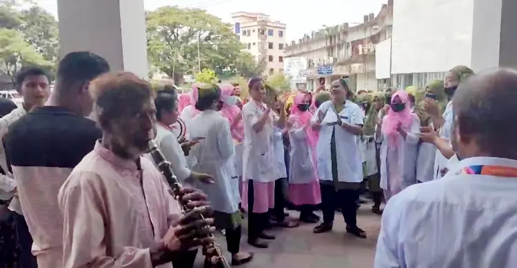 ৬ তলায় কাতরাচ্ছে হাম আক্রান্ত শিশুরা, নিচে গানের তালে নাচলেন নার্সরা