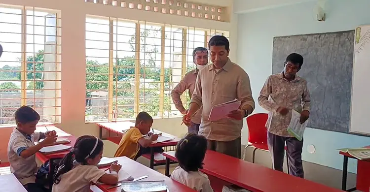 তাহিরপুরের প্রত্যন্ত এলাকায় স্কুলে পড়িয়ে প্রশংসায় ভাসছেন ববি হাজ্জাজ