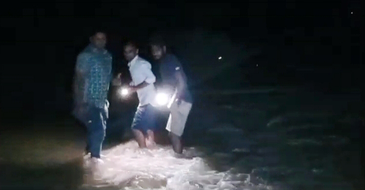 সুনামগঞ্জে নদীর স্রোতে ভেসে গেছেন দুই সন্তানসহ মা