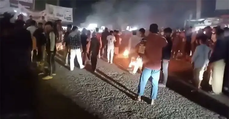 নারী কর্মীদের হয়রানির প্রতিবাদে সড়ক অবরোধ করে বিক্ষোভ জামায়াতের