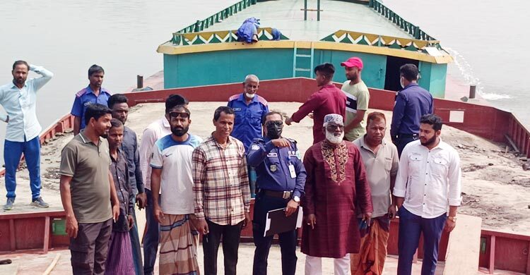 গ্রাম বাঁচাতে বালুভর্তি নৌকা পুলিশে দিলো এলাকাবাসী