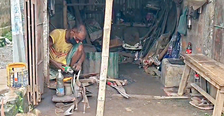 সুনামগঞ্জে কাজবিহীন কামাররা