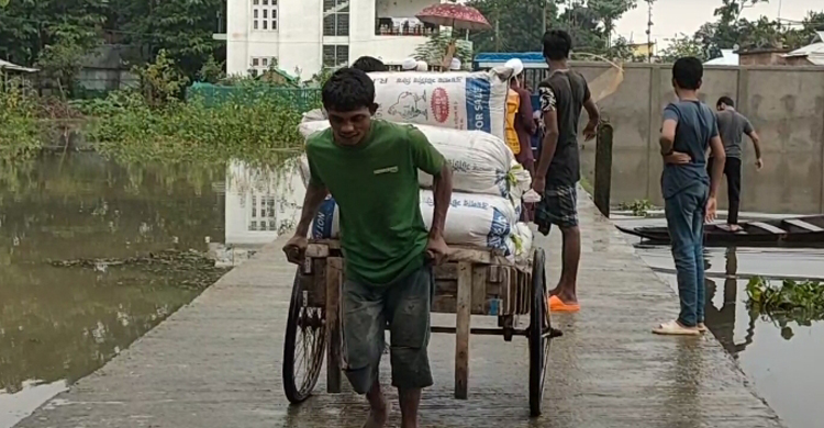 সুনামগঞ্জের নিম্নাঞ্চল প্লাবিত, আশ্রয়কেন্দ্রে ছুটছে মানুষ