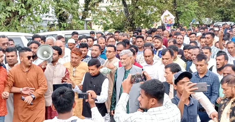 সরকার অর্থনৈতিক চাপে আছে বলে জানিয়েছেন পরিকল্পনামন্ত্রী এম এ মান্নান। তিনি বলেন, সেটা প্রধানমন্ত্রী শেখ হাসিনা স্বীকার করেছেন