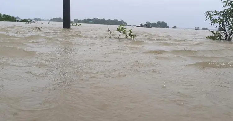 সুনামগঞ্জে হাওর থেকে শহর পর্যন্ত বন্যা আতঙ্ক
