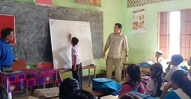 তাহিরপুরের প্রত্যন্ত এলাকায় স্কুলে পড়িয়ে প্রশংসায় ভাসছেন ববি হাজ্জাজ