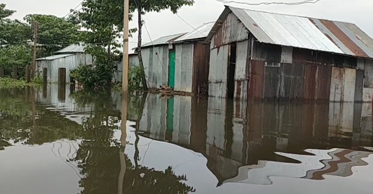 সুনামগঞ্জের নিম্নাঞ্চল প্লাবিত, আশ্রয়কেন্দ্রে ছুটছে মানুষ