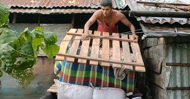 সুনামগঞ্জের নিম্নাঞ্চল প্লাবিত, আশ্রয়কেন্দ্রে ছুটছে মানুষ