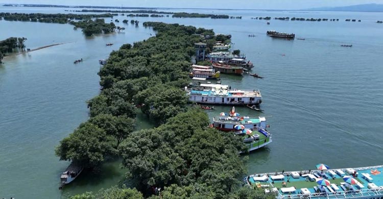 নিষেধাজ্ঞা না মেনে চলছে হাউসবোট, হুমকিতে জীববৈচিত্র্য