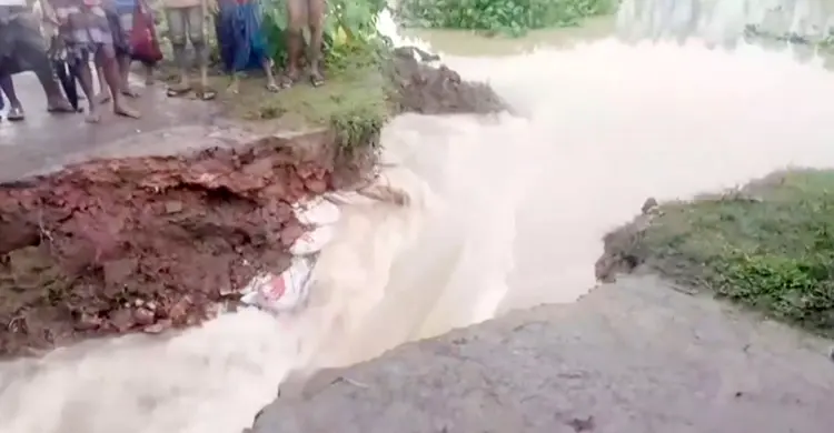 পাহাড়ি ঢলে সড়ক ভেঙে সুনামগঞ্জে আট গ্রাম বিচ্ছিন্ন