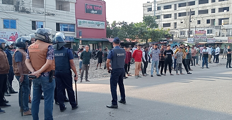 সুনামগঞ্জে যান চলাচলে বাধা, নেতাকর্মীদের সরিয়ে দিলো পুলিশ