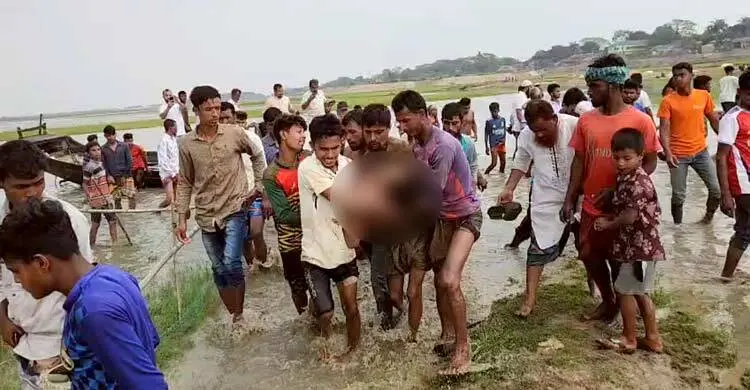 হাওরের ধান রক্ষায় বাঁধ কাটতে গিয়ে মাটিচাপায় যুবকের মৃত্যু
