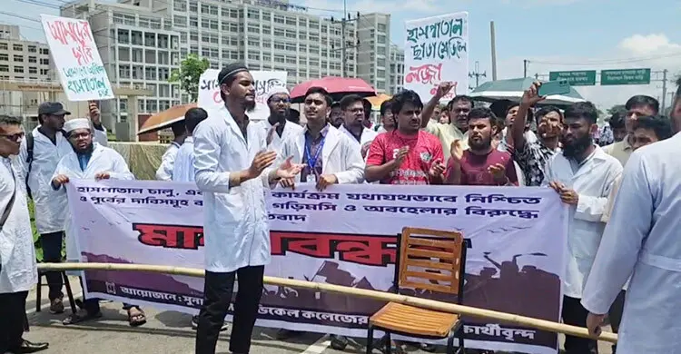 হাসপাতাল চালুর দাবিতে শিক্ষার্থীদের সুনামগঞ্জ-সিলেট মহাসড়ক অবরোধ