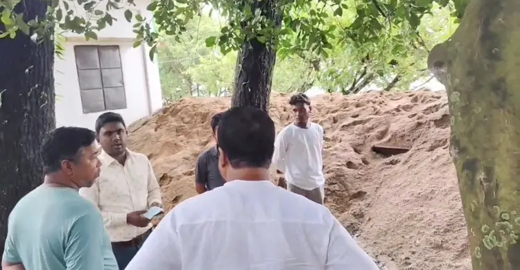 ইউএনও অফিসের সামনে লুটের বালু, ছবি-ভিডিও ছড়ানোর পর জব্দের নির্দেশ